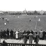 Een voetbalwestrijd, gezien vanaf de tribune van Robur in 1932