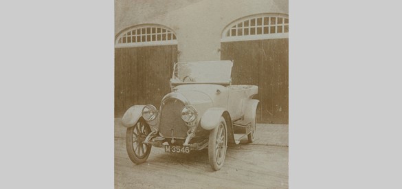 Auto met kenteken M 3546 voor de deuren van het koetshuis van Biljoen. Foto ca. 1920. Bron: Gelders Archief, Arnhem
