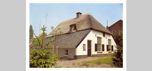 Foto, boerderijtje aan De Driehoek te Ede. Hierin was tot 1975 het Historisch Museum Ede van de Ver. Oud Ede gevestigd. Het boerderijtje is in 1975 gerestaureerd, 1983. Collectie Historisch Museum Ede