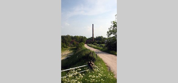 De schoorsteen van steenfabriek Vogelensangh is van ver te zien. Foto Hans Barten
