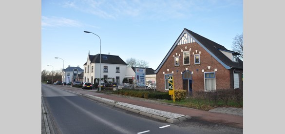 Het witte gebouw was het tramstation van Ewijk, de wachtkamer was in het huis op de voorgrond