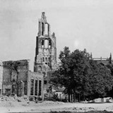 De vernielde Eusebiustoren werd symbool van het zwaar getroffen Arnhem (Bron: Canon van Arnhem)