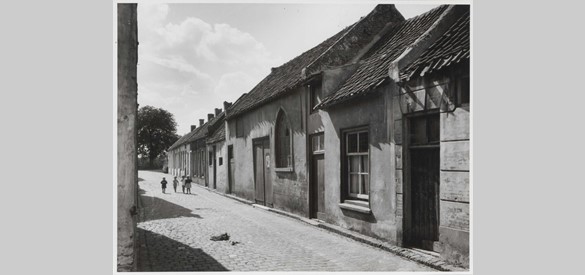 De synagoge voor de restauratie, ca. 1965. Collectie Regionaal Archief Rivierenland, Tiel