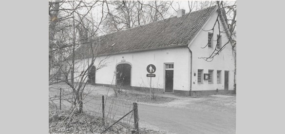 Vloedvrij gebouw, nu clubhuis van de tennis¬-vereniging, ca 1980. Collectie Regionaal Archief Rivierenland, Tiel