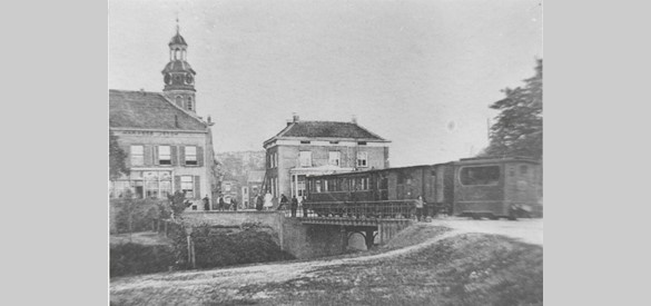 Aankomst tram in de stad, 1906. Collectie Regionaal Archief Rivierenland, Tiel