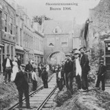 Aanleg van de tramlijn, 1906. Collectie Regionaal Archief Rivierenland, Tiel