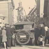 Geallieerde voertuigen trekken door Buren, 8 mei 1945. Collectie Regionaal Archief Rivierenland, Tiel