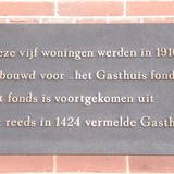 Plaquette bij huizen Walstraat herinnert aan oorsprong Gasthuisfonds