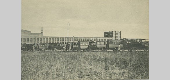 ENKA Fabriek met bussen voor werknemers ca 1920. Bron: Collectie Gemeentearchief Ede, nr GA40333