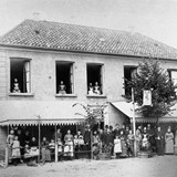Gasten en personeel van Hotel Manders aan de Dorpsstraat in 1888. Het hotel brandt in 1907 af. Het wordt herbouwd en in 1944 door oorlogsgeweld verwoest. Nu is op deze plek het Dorpsplein. Collectie G.G.Driessen