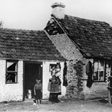 In de crisisjaren heerst er veel armoede. Slechte huizen en hongerige kinderen zie je in veel buurten. De foto is gemaakt in 1933 in de Dukenburg (Breedeweg). Collectie G.G.Driessen.