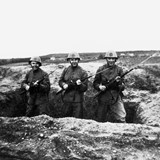 Nederlandse soldaten houden de wacht in een schuttersput achter het politiebureau aan de Molenweg in de winter van 1939 - 1940. De oorlog is hier dan nog niet uitgebroken, maar de dreiging is er wel. Langs de hele grens houden gemobiliseerde soldaten de wacht. Collectie G.G.Driessen.