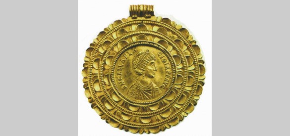 Gouden medaillon met de beeltenis van keizerin Galla Placidia (ca 425 na Chr.) uit de Velpse goudschat.  Gevonden in 1721.