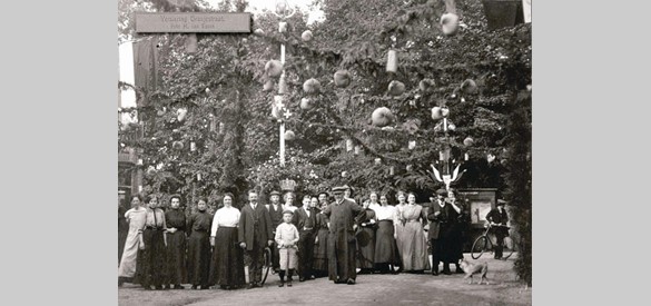 Bevrijdingsfeest te Velp in 1913. Honderd jaar een koninkrijk.