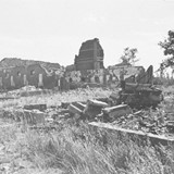 Een verwoeste boerderij bij Elst in de Betuwe (Bron: Stichting Liberation Route Europe, © Beeldbank WO 2 – NIOD)