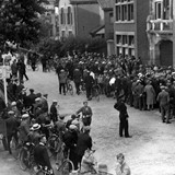 Verkiezingsuitslagen aan de gevel van het gebouw van de Nieuwe Apeldoornsche Courant aan de Kanaalstraat in Apeldoorn, jaren twintig (Bron: Archief Wegener, Apeldoorn)