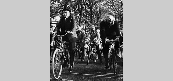 Wethouder H.J.J. Bisterbosch en kabouter Willem van Haeren (rechts) tijdens een fietstocht, 1971 (Bron: Gelders Archief)