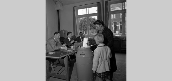 Stemlokaal in Elden, 1966 (Bron: Gelders Archief)
