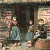 Kinderen in streekdracht voor de deur van een boerderij op de Veluwe, circa 1900 (Bron: CODA Archief, Apeldoorn)