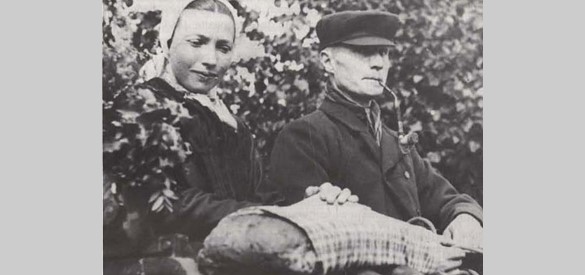 Boer en boerin brengen krentenbrood mee op kraamvisite in de Achterhoek (Bron: NederlandsBakkerijmuseum)