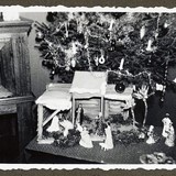 Kerststal in 1954 (Bron: wikimedia)