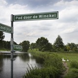 Handwijzer naar een kerkpad bij Elburg