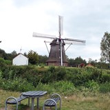 Molen de Vlijt met een picknickbankje