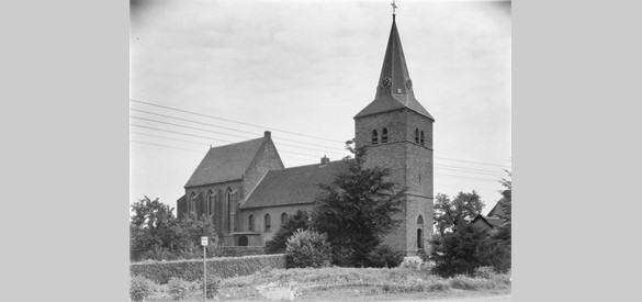 Exterieur uit het Noord-westen van de Hervormde dorpskerk in Andelst in 1952 (Bron: Wikimedia, foto: RCE, 20022177)
