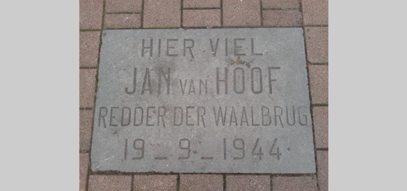Herdenkingssteen Jan van Hoof Joris op het Ivensplein Nijmegen (Bron: Wikimedia, foto: FakirNL)