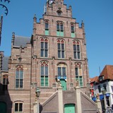 Het stadhuis in Culemborg, met de paardenmeter aan het bordes