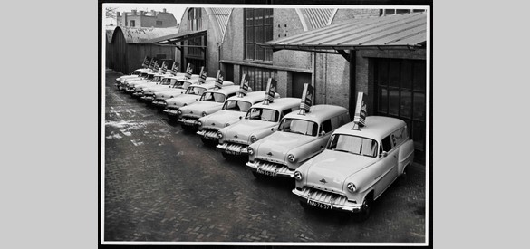 Zeepfabriek Dobbelman: Castella-wagenpark bij de fabriek, 20-4-1954.