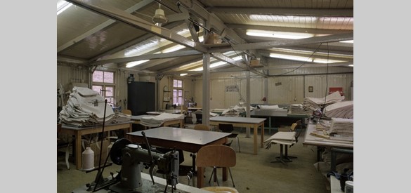 Werkruimte met naaimachines in Koepelgevangenis 'De Berg'.