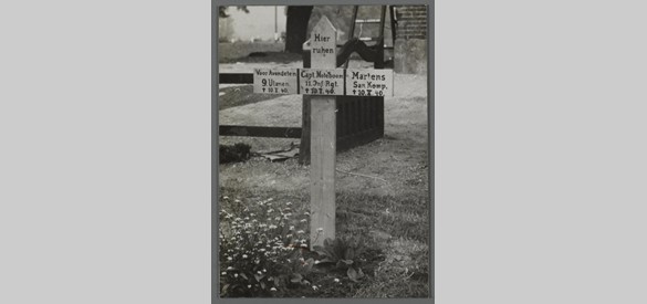 Tijdelijk graf van reserve-kapitein Izak Noteboom ( IIe Bataljon 35e Regiment Infanterie) en soldaat Marten Martens (geneeskundige troepen) bij boerderij "Cabenter" tussen Dieren en Doesburg.