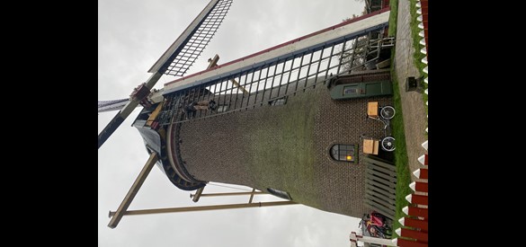 Molenaar Martin Bluijs hangt lichtjes in de molen