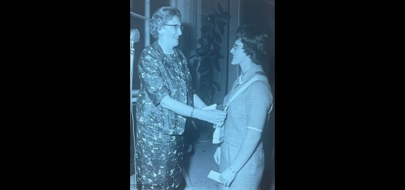 Miss Modinette (rechts Diny van Wiggen-Koedam)