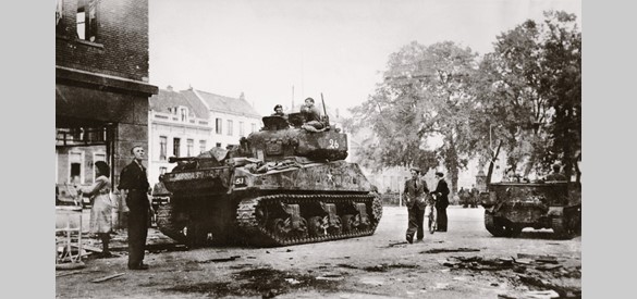 Britse soldaten op de hoek van de Kelfkensbos/Hertogstraat in Nijmegen.