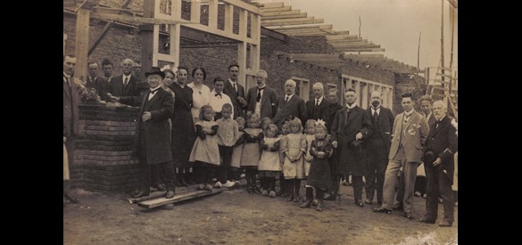 De eerste steenlegging voor het nieuwe gebouw van de Christelijke School Nijkerkerveen door dominee Melle op 17 juli 1923.