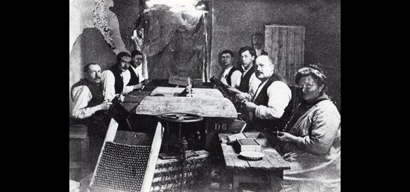 Arbeiders van de sigarenfabriek Van Van Gasteren aan De Zandstraat. De foto is gemaakt aan het begin van de 20ste eeuw.