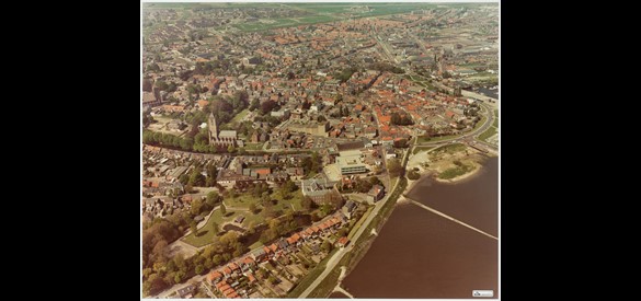 Luchtfoto Tiel 1980 met rechtsboven het uitgestrekte Daalderopterrein