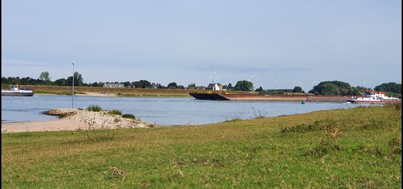 Scheepvaart Op De Waal