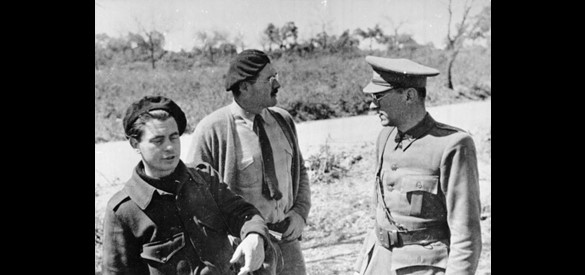 Joris Ivens (links) en Ernest Hemingway (midden) bij commandant Ludwig Renn van de Internationale Brigade in 1936.