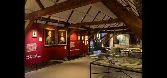 De tentoonstellingsruimte op de zolder.