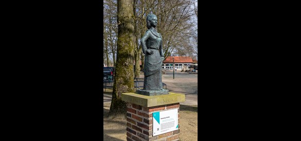 Standbeeld van Hendrickje Stoffels (Truus Doodeheefver-Kremer, 1977) in Bredevoort, Gelderland