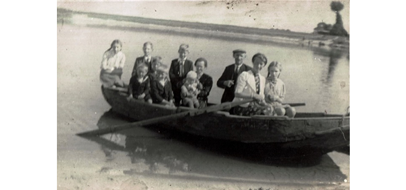 De roeiboot van het Doorwerthse veer. Opa en oma met de kinderen rond 1942-1943.