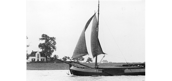 Het Doorwerthse Veerhuis in de Overrijnse waard, gezien vanuit de noordoever.