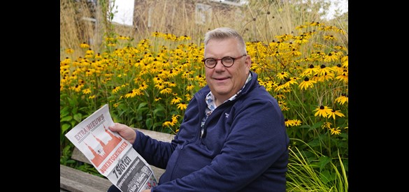 Mark Hofman met een advertentie voor de laatste productie