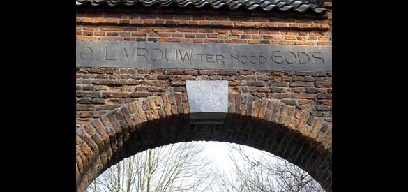 Toegangspoort naar Kapelberg met datum van bouw poort