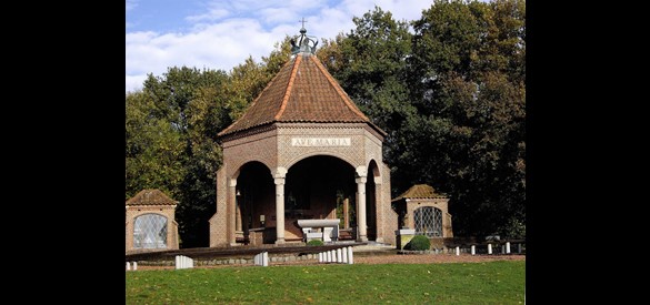 Kapelberg met wederzijds ‘kaarsenkapelletjes’