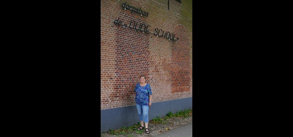 Bets Koedam bij het dorpshuis in Zoelen