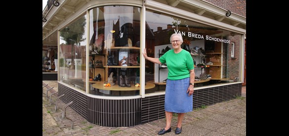 Greetje bij de schoenenwinkel